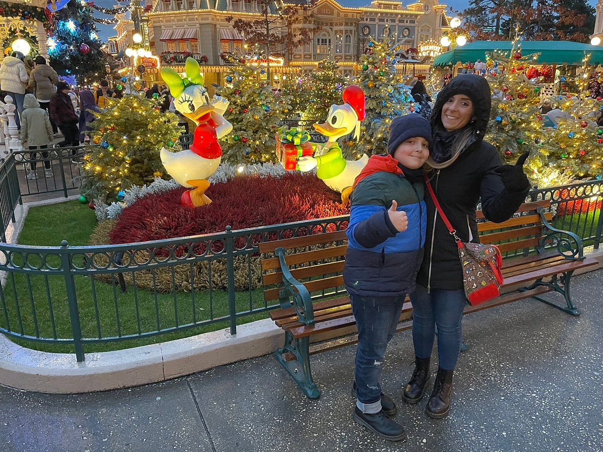 Guests during a private Paris excursion
